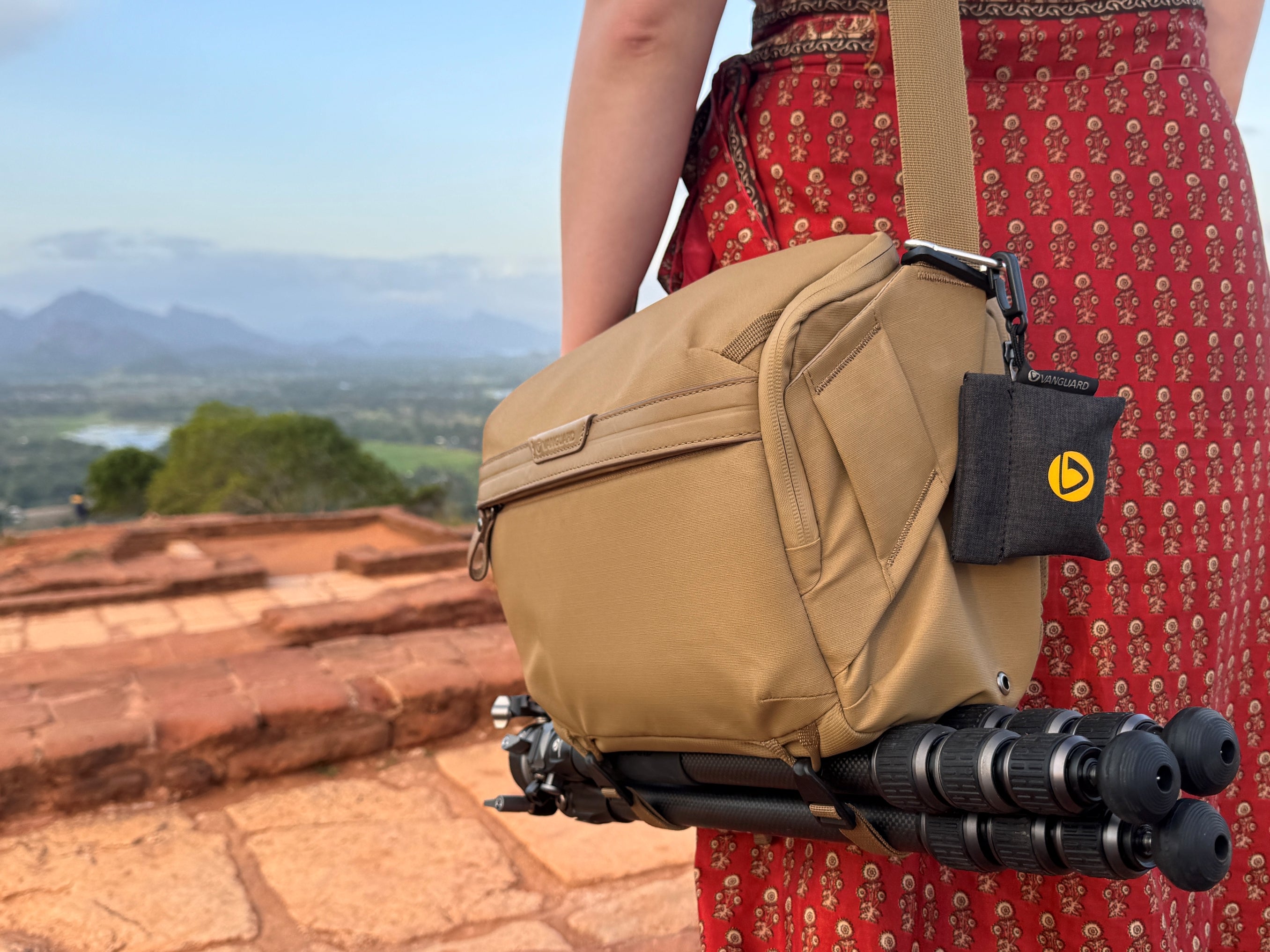 Vanguard VEO Metro S7L Camera & Everyday Shoulder Bag (Cream